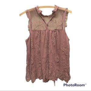 Lace sleeveless blouse, excellent condition, like new! It’s adorable!